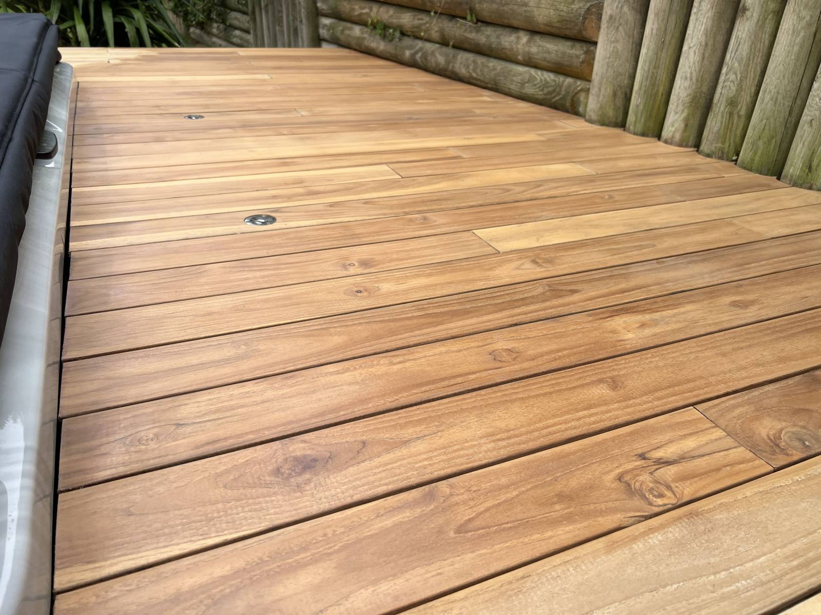 Rénovation et entretien avec un saturateur sur une belle terrasse en bois exotique à Domont