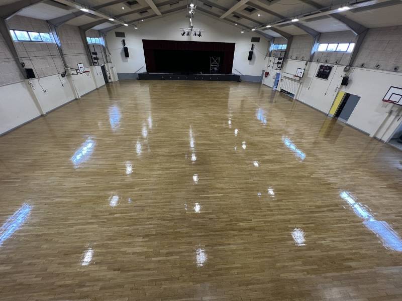 Parquet chêne massif sportif, salle des fêtes vitrifié