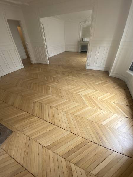 Ponçage et vitrification incolore mat de ce très beau parquet massif en Chene Pointe de <hongrie situé à Versailles dans les Yvelines