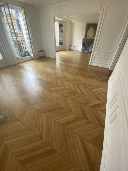 Vue de ce parquet en chêne massif Pointe de Hongrie, vitrification incolore mat à Versailles dans les Yvelines