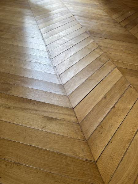 Parquet en Point de Hongrie tuilé suite à un débats de eaux