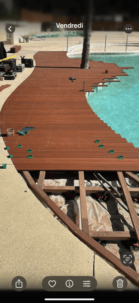 Artisan spécialisé dans la conception de terrasse en bois exotique autour de piscine à Orgeval dans le département des Yvelines