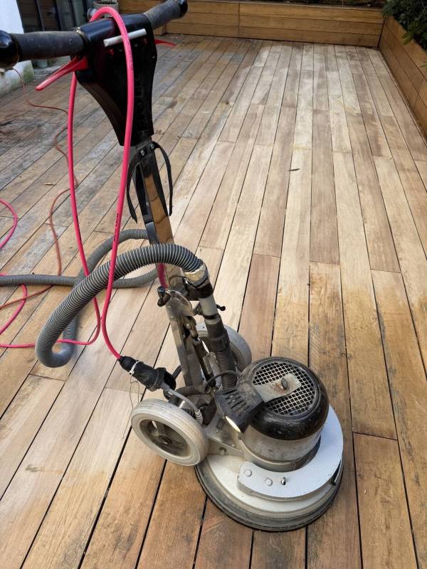 Ponçage sans poussière d'un belle terrasse en bois exotique